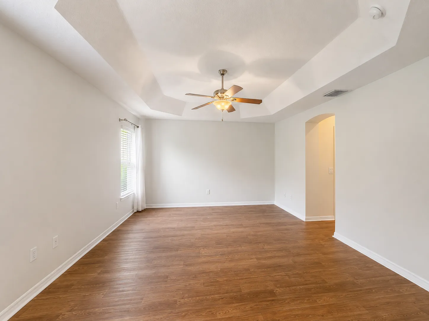 Interior room with tray ceiling and ceiling fan